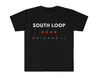 Könnte beinhalten: Schwarzes T-Shirt mit weißem Text, der "SOUTH LOOP" und "CHICAGO IL" lautet. Zwischen den Wörtern befinden sich vier rote Sterne.
