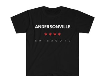 Könnte beinhalten: Schwarzes T-Shirt mit weißem Text, der "ANDERSONVILLE" und "CHICAGO IL" lautet. Vier rote Sterne sind zwischen den beiden Textzeilen zentriert.