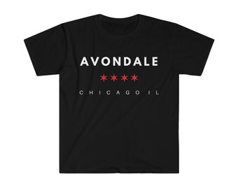 Könnte beinhalten: Schwarzes T-Shirt mit weißem Text, der "AVONDALE" und "CHICAGO IL" lautet. Zwischen den Wörtern befinden sich vier rote Sterne.