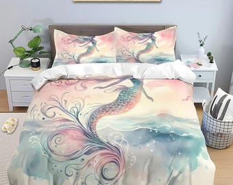Könnte beinhalten: Ein Aquarell-Bettbezug mit einer Meerjungfrau mit einem fließenden Schwanz und einem Farbschema in Rosa, Blau und Grün. Die Meerjungfrau schwimmt im Meer mit Wellen und Wolken im Hintergrund.