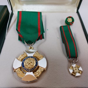 Luxury kit for a Knight of the Order of Merit of the Italian Republic, official decoration consisting of a medal, a badge, a gala cross brooch