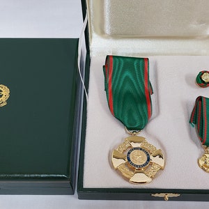 Luxury kit for Official Knight of the Order of Merit of the Italian Republic decoration consisting of medal badge pin gala cross