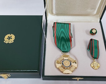 Kit lusso da Cavaliere Ufficiale Ordine al Merito della Repubblica Italiana decorazione composta da medaglia distintivo spilla croce di gala