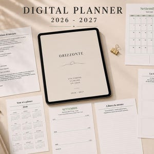Può includere: Un tablet digitale che mostra un'agenda intitolata Orizzonte 2026-2027, circondato da pagine stampate tra cui un calendario di settembre, una vista annuale e vision board, accompagnato da una penna dorata e una piccola clip in metallo.