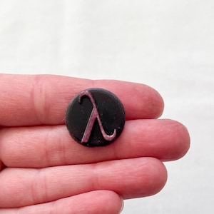 Lambda Pin Abzeichen, griechischer Buchstabe Brosche, Physik Geschenk, Nerdy STEM Pin