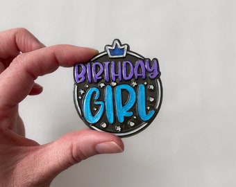Personalisiertes Geburtstags-Mädchen-Abzeichen | Jedes Alter | Kind oder Erwachsener | Geschenk für Mädchen, Frauen