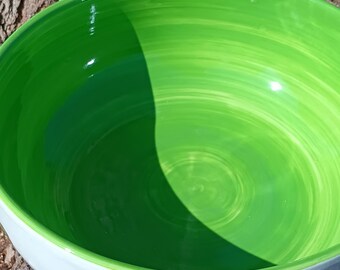 Bowl measuring 27 centimetres wide by 10 centimetres high, handmade ceramic, hand-painted in the Kiwi collection.