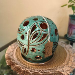 Terracotta & turquoise collectie, mini keramische bolvormige kaarsenhouder versierd met vissen.