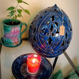 Mittelgroßer blauer Drachenball, ideal für den Außenbereich.