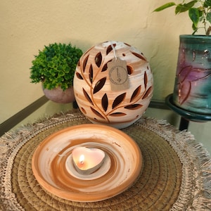 Portavelas  de cerámica artesanal con forma de bola, decorado enredadera y plato para velas o para quemar incienso en pastillas