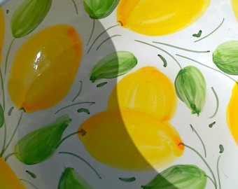 Bol mesurant 17 centimètres de large sur 6 centimètres de haut, en céramique artisanale, peint à la main dans la collection Citron.