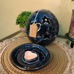 Collezione Blue Dragon, mini portacandele a forma di sfera in ceramica decorato con stelle e lune.