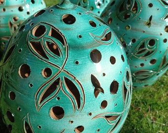 Grosse boule turquoise, soit pour lanterne de sol, soit pour décoration. Collection de poissons en terre cuite et turquoise.