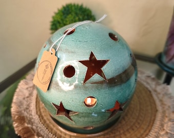 Bougeoir miniature en céramique, de forme sphérique, en terre cuite et turquoise, orné d'étoiles et de lunes.