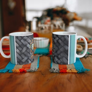 Peut inclure: Deux tasses en c&eacute;ramique avec des motifs tiss&eacute;s noirs et gris et des accents bleus. Les tasses sont sur des sous-verres color&eacute;s avec des glands.