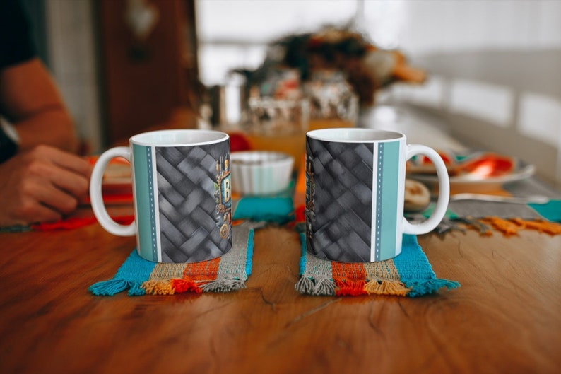 Peut inclure: Deux tasses en c&eacute;ramique avec des motifs tiss&eacute;s noirs et gris et des accents bleus. Les tasses sont sur des sous-verres color&eacute;s avec des glands.
