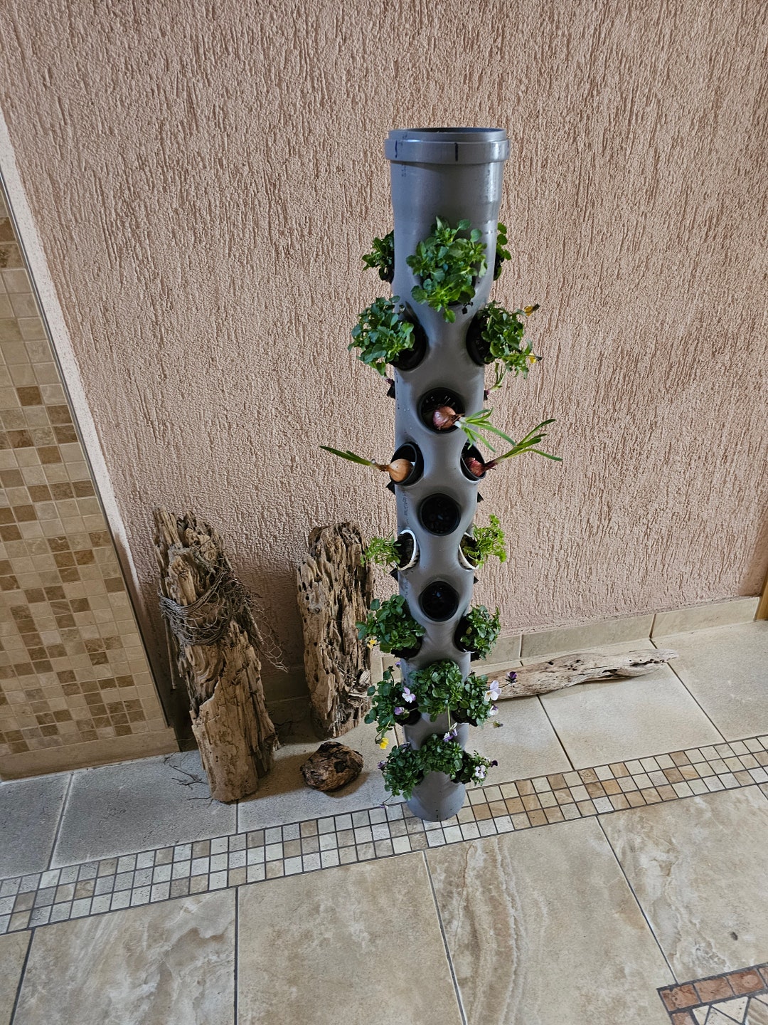Ein Pflanzturm mit 36 Stationen. Viel Gemüse auf kleinsten Etsy.de