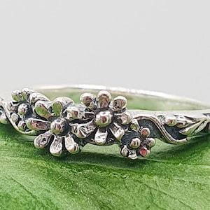 Hallmarked 925 Sterling Silver - Flower Chain Ring