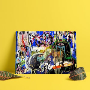 Puede incluir: Pintura abstracta con fondo azul y pinceladas coloridas y superpuestas. La pintura presenta un ojo grande con iris verde y pupila negra, y otras formas y figuras abstractas.