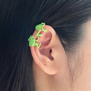 Silver Green Frog Ear Cuff,Cute Frog Ear Climber, Frog Helix Wrap Earring,Cute Ear Cuff,Frog Ear Jewelry ,Fun Earrings,Crazy Funny Gift