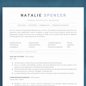 Puede incluir: Una plantilla de currículum vitae con el nombre "Natalie Spencer" en la parte superior, con el título "Human Resources Manager". El currículum incluye secciones para una declaración de perfil, habilidades y experiencia profesional. Un bolígrafo negro con detalles dorados está a la derecha.