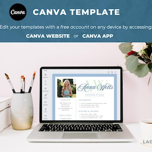 Puede incluir: Un port&aacute;til muestra una plantilla de curr&iacute;culum con el nombre "Anna Wells" y la Universidad de Texas. La imagen incluye pinceles, una taza de caf&eacute; y el texto "Canva Template". El logotipo de Canva es visible en la esquina superior izquierda.