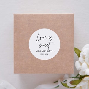 Gepersonaliseerde liefde is zoet bruiloftsticker voor huwelijksgunsten, vrijgezellenfeestgunsten, stickers taartzakje, stickers snoepzakje, cirkellabels