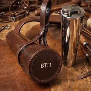 Petaca personalizada para montar a caballo en estuche de cuero marrón, negro y rosa. Regalo ecuestre.