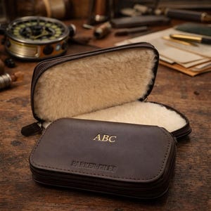 Spersonalizowany skórzany portfel wędkarski – brązowe etui na zamek | Niestandardowy tekst | Uchwyt i transporter na muchy