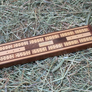Gepersonaliseerde reiswiegbord - Handgemaakt massief houten bord voor twee spelers Gratis eerste kerstcadeau gouden reliëfdruk