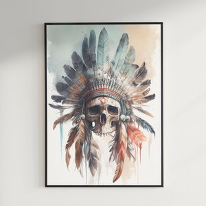 Puede incluir: Una pintura de acuarela de una calavera humana con un tocado tradicional nativo americano con plumas en tonos de marrón, azul y rojo.