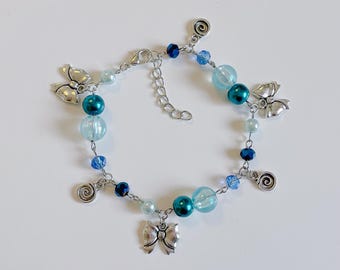 Pulsera con dije de lazo azul hecha a mano - joyería fairycore cottagecore cutecore