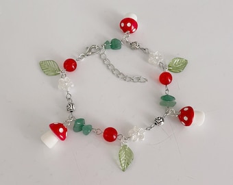 Braccialetto con ciondolo a forma di fungo fatato fatto a mano - Gioielli Fairycore Cottagecore rosso e rosa