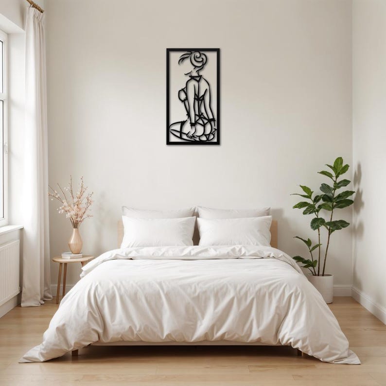 Puede incluir: Arte de pared de metal negro que representa una figura estilizada de una persona en posici&oacute;n sentada. La figura est&aacute; delineada en un estilo simple y minimalista.
