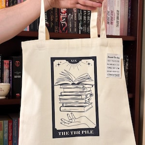 Bolsa de mano con diseño de tarot de The TBR Pile: bolsa de lona de poliéster de 38 x 40 cm, con diseño inspirado en las cartas del tarot, impresa por sublimación.