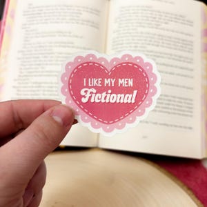 Pegatina de ficción "Me gustan mis hombres": vinilo holográfico resistente al agua, divertida pegatina literaria para lectores: regalo de San Valentín para amigos