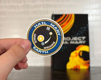 Pegatina del Proyecto Ave María: Vinilo holográfico redondo de ciencia ficción con forma de nave espacial. Regalo para amantes de los libros.