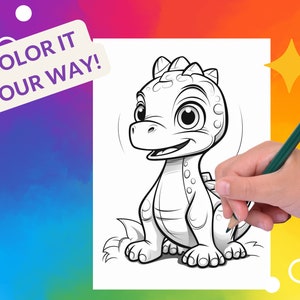 Może przedstawiać: Czarno-biała strona do kolorowania przedstawiająca kresk&oacute;wkowego dinozaura z dużymi oczami i przyjaznym uśmiechem. Tekst "Color It Your Way!" znajduje się na banerze u g&oacute;ry strony.