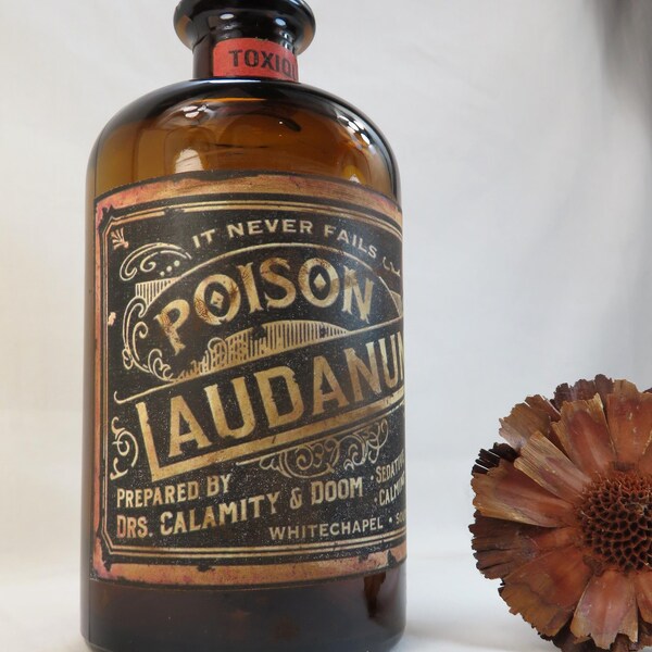 Braune Glasflasche mit individueller Kreation „Poison LAUDANUM“