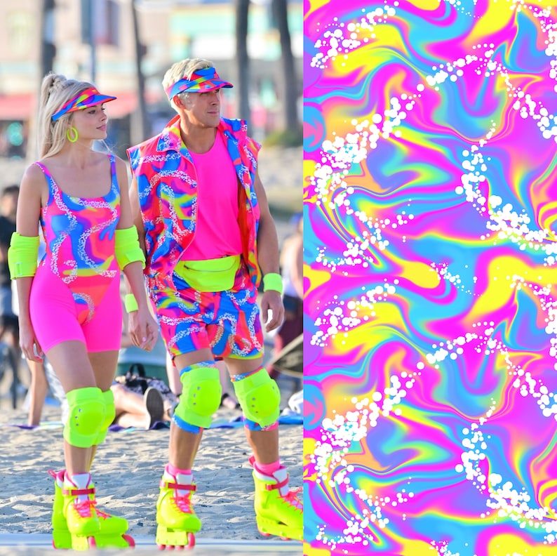 Pode incluir: Duas pessoas vestindo roupas vibrantes e coloridas para patinar. As roupas apresentam padr&otilde;es em rosa neon, azul e amarelo. Os acess&oacute;rios incluem viseiras, pulseiras, joelheiras e patins. O fundo mostra uma praia.