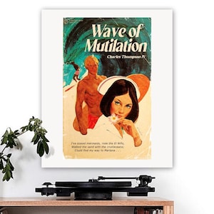 Peut inclure: Illustration de couverture de livre vintage "Wave of Mutilation" de Charles Thompson IV. L'illustration présente une femme aux cheveux foncés et une fleur, un homme torse nu et un surfeur. L'arrière-plan montre une vague turquoise et une plage de sable.