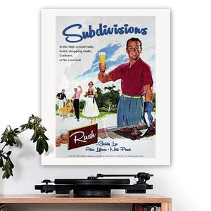 Könnte beinhalten: Retro-Poster "Subdivisions" mit einer Vintage-Illustration. Es zeigt einen Mann, der ein Bier hält, grillt und eine Gruppe von Leuten im Hintergrund. Das Poster enthält den Bandnamen "Rush" und Songtexte.