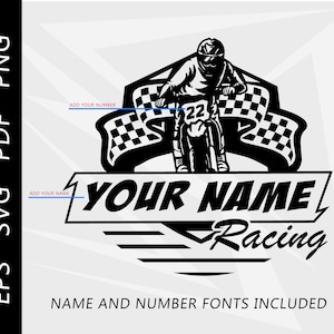 Puede incluir: Gráfico en blanco y negro de un piloto de motocross en una moto, con una bandera a cuadros y el texto "YOUR NAME Racing". El número "22" es visible. El diseño incluye el texto "NAME AND NUMBER FONTS INCLUDED".