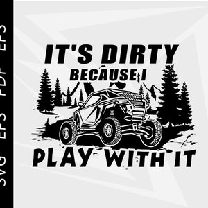 Puede incluir: Gráfico en blanco y negro que presenta un vehículo todoterreno con el texto "IT'S DIRTY BECAUSE I PLAY WITH IT". El diseño incluye siluetas de árboles y montañas, ideal para aventuras al aire libre.