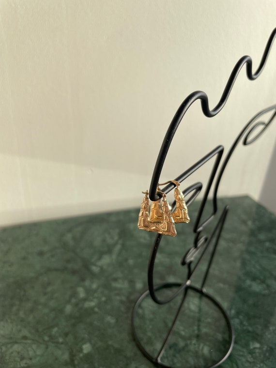 Decorated antique earrings < < B A B Y L O N I A N