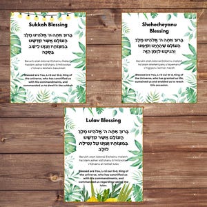 Puede incluir: Tres tarjetas imprimibles con bordes de follaje verde y fondos blancos. Cada tarjeta presenta una bendición hebrea diferente para Sucot, Shehecheyanu y Lulav. Las bendiciones están escritas en hebreo e inglés.