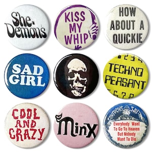 Vintage Punk Abzeichen Button Pinback – She Demons, Kiss My Whip, Quickie – Goth, BDSM, Techno, Emo, Retro Pins (25 mm)