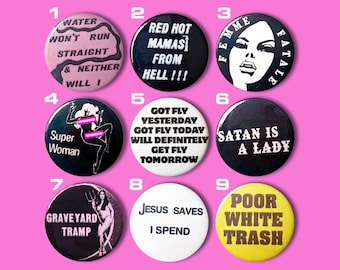 Spilla con slogan Queer Goth vintage – Graveyard Tramp, Got Fly, Femme Fatale – Spille femministe, lesbiche e retrò