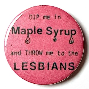 Dip Me in Maple Sirup and Throw Me to the Lesbs Abzeichen Brosche 25mm Anstecknadel