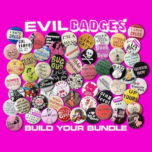 Puede incluir: Una colección de chapas redondas con diversos diseños gráficos y eslóganes, incluyendo 'Evil Badges', 'I Hate Drugs', 'I Love Drugs', 'Weird', 'Bug Out', 'Freak', 'Cherry Bomb', 'Stay Feral', 'Victims of Pleasure' y 'Build Your Bundle'.